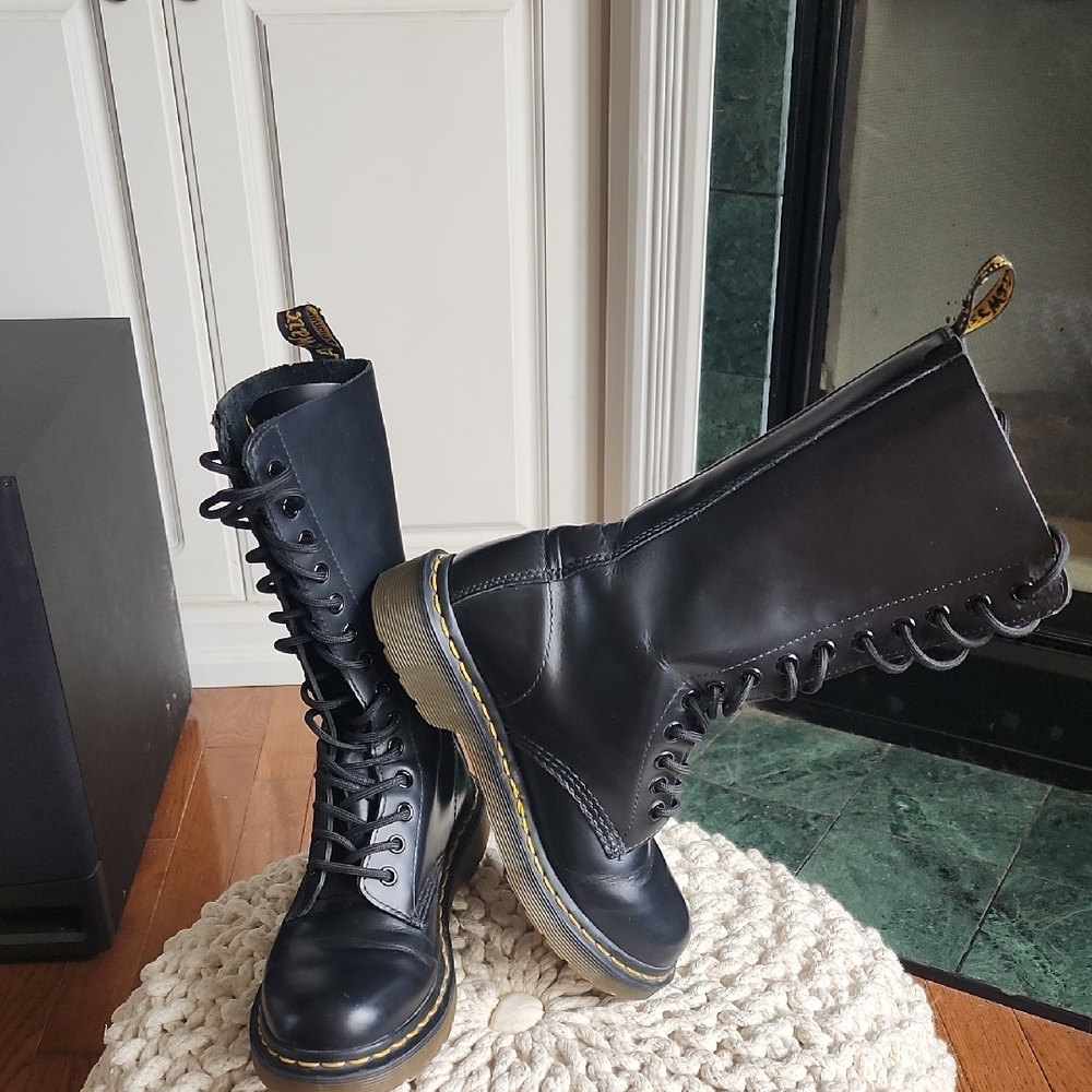 Dr. Martens Black 14 Hole Nearly NEW